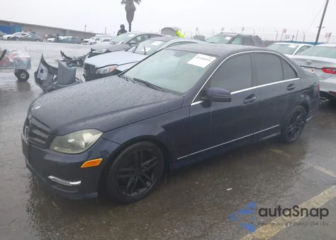 2013 Mercedes-Benz C 250 Sport z USA, uszkodzony, nr VIN WDDGF4HB8DA840737